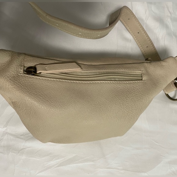American Eagle faux leather cream crossbody/ belt bag. - Picture 2 of 12
